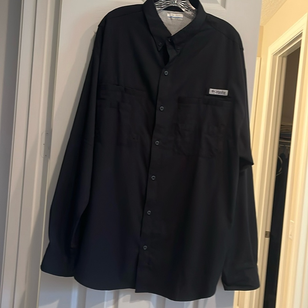 Men’s XL Columbia PFG black lightweight button down with two snap front pockets